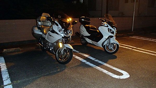 ファミレスの駐車場にて